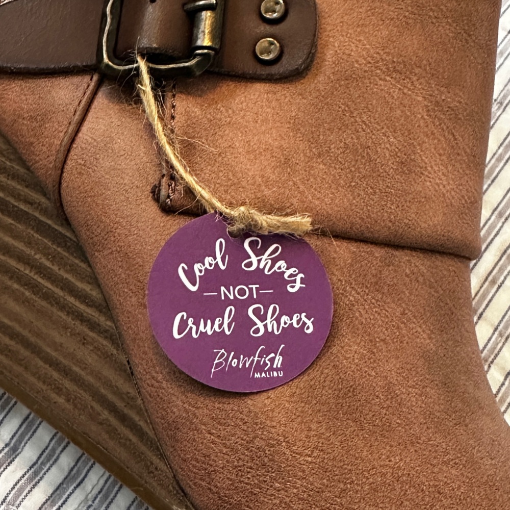 NEW Blowfish Vegan Ankle Wedge Booties with Buckles, Women’s Size 7 - Picture 4 of 16